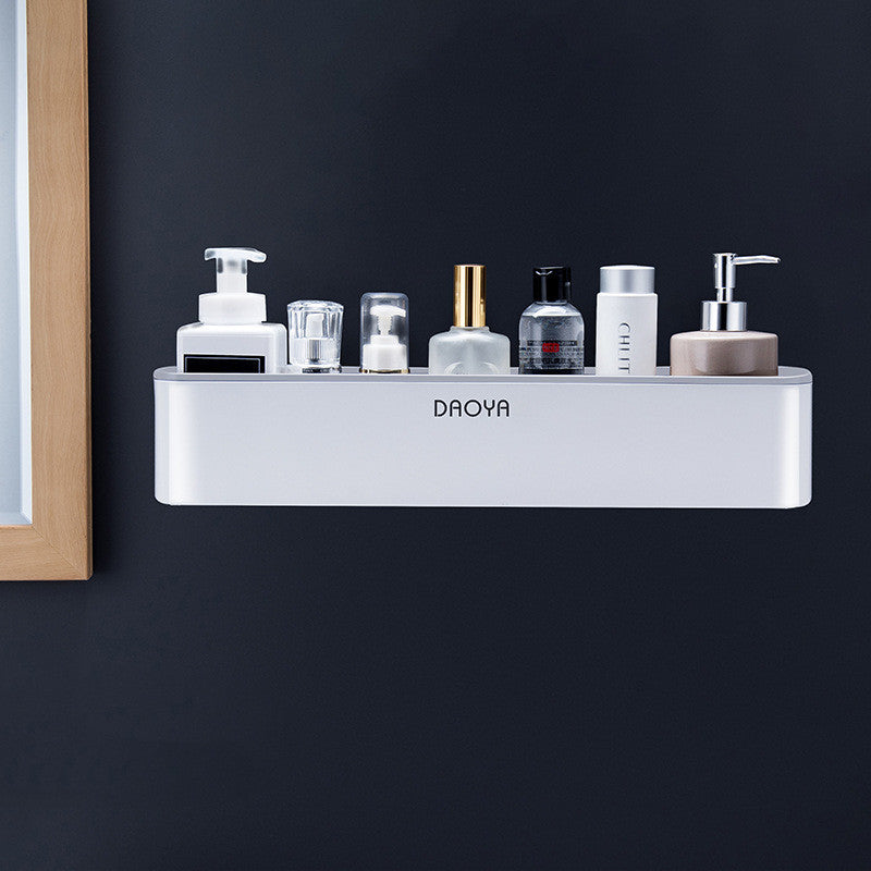 Witte wandplank met grijze rand gevuld met cosmetica.