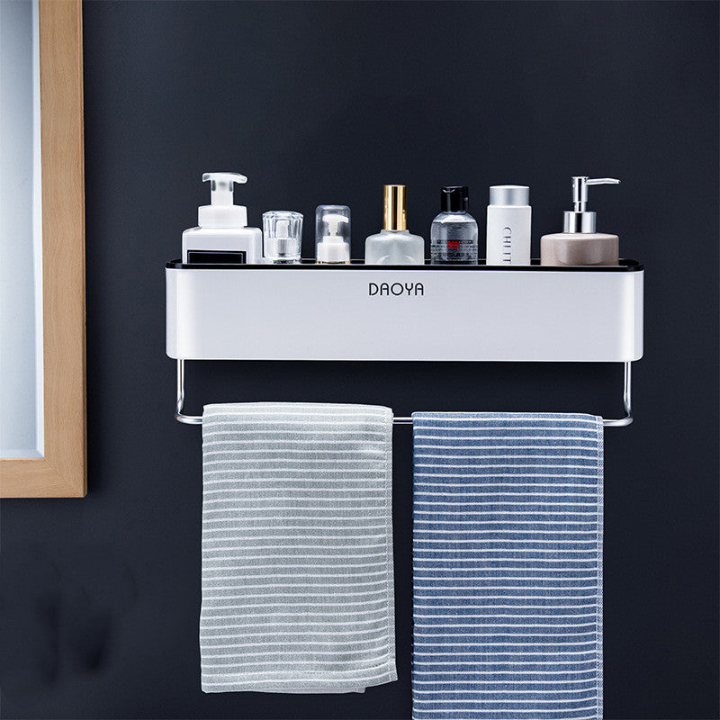 Enkele witte boorvrije badkamer wandplank met zwarte rand en diverse flesjes tegen een donkere wand.