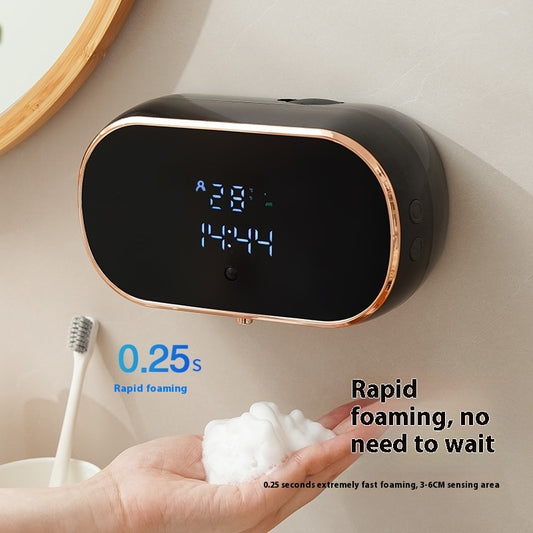 Wandgemonteerde zwarte automatische schuimzeepdispenser met digitaal display in een badkamer.