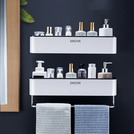 Twee witte boorvrije badkamer wandplank met zwarte rand, gevuld met toiletartikelen en een handdoekrek onderaan.